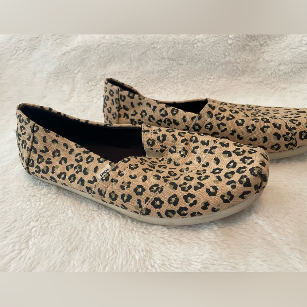 Tom’s Women’s Slip on Flats - size 8
